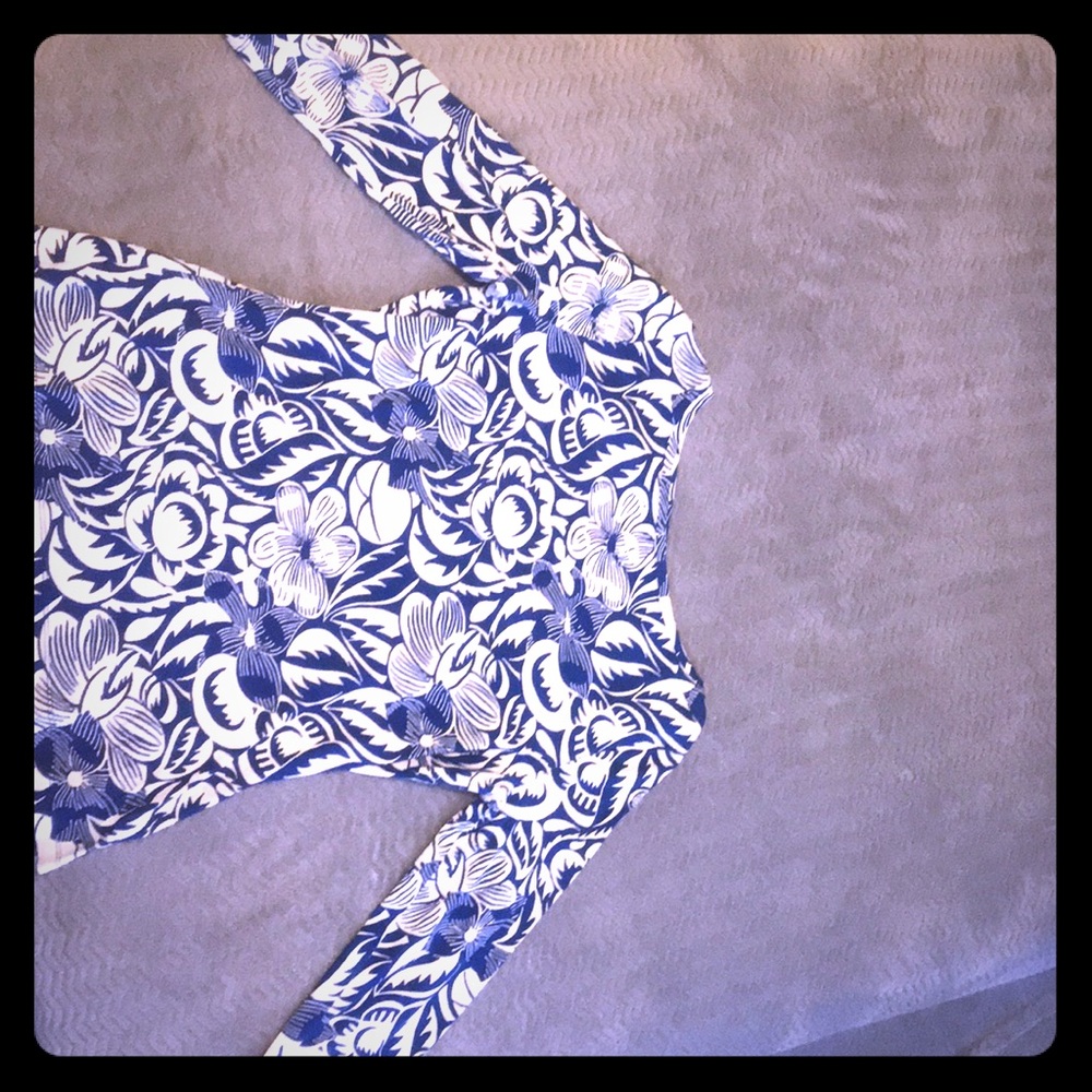 Floral top with 3/4 sleeves (size: medium)